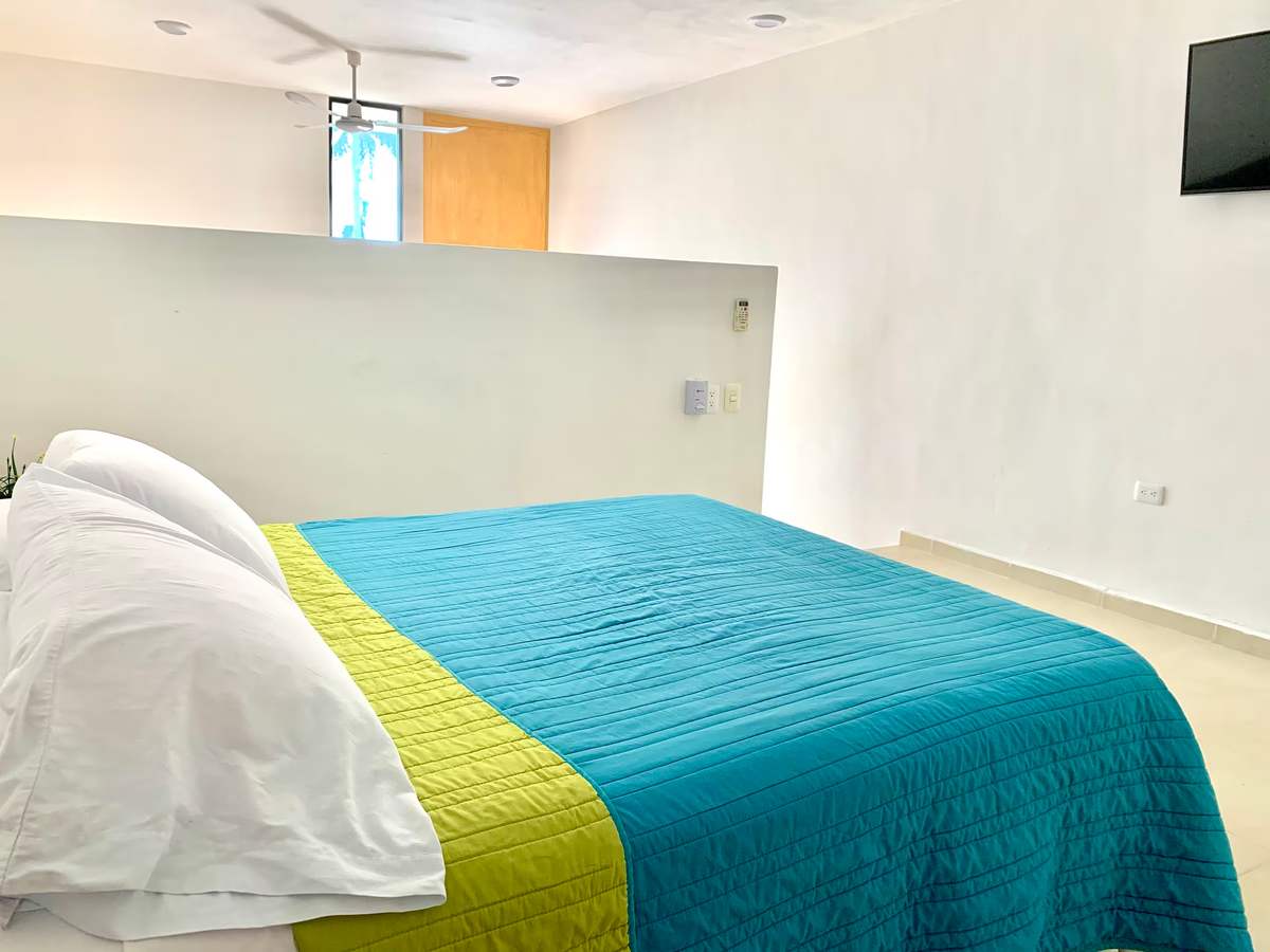 Recámara con cama y TV